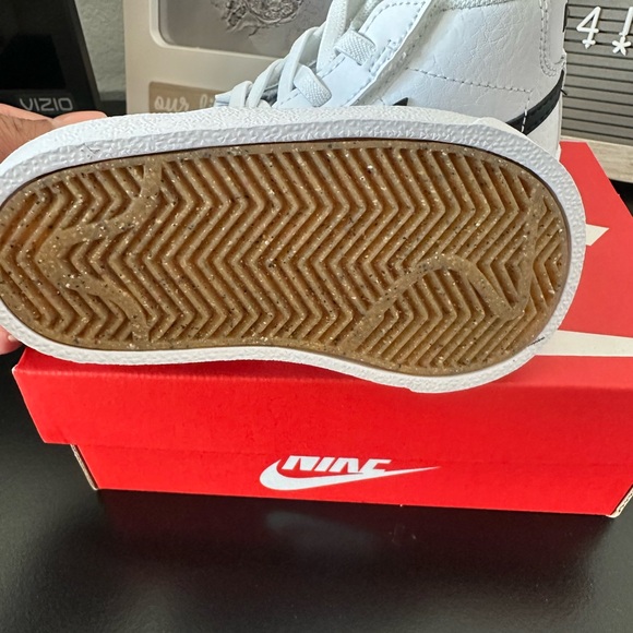 Nike Kids White and Black Sneakers - Picture 2 of 2